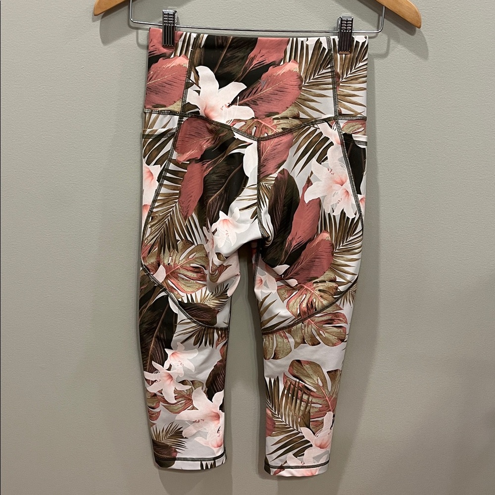 Old Navy Tropical Floral Capri Leggings - Picture 4 of 6